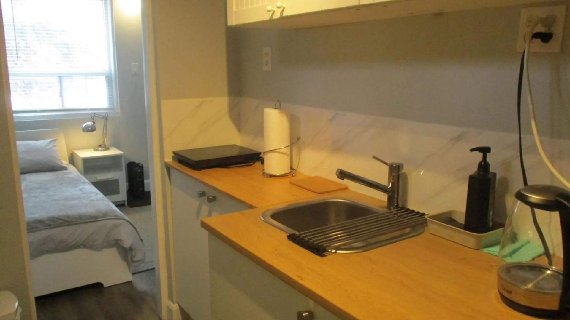 Apartment High Park Junior Studio With Washroom And Kitchen Toronto Canada